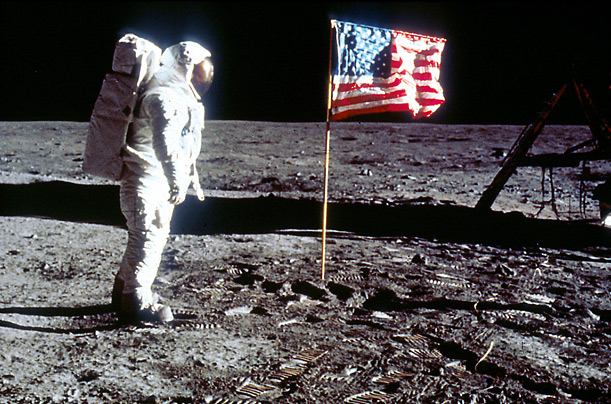 Aldrin rende omaggio alla bandiera Americana. Questa foto viene presa come prova del falso allunaggio. Come fa la bandiera a sventolare senza vento? Nessuno ha visto un'asta orizzontale?